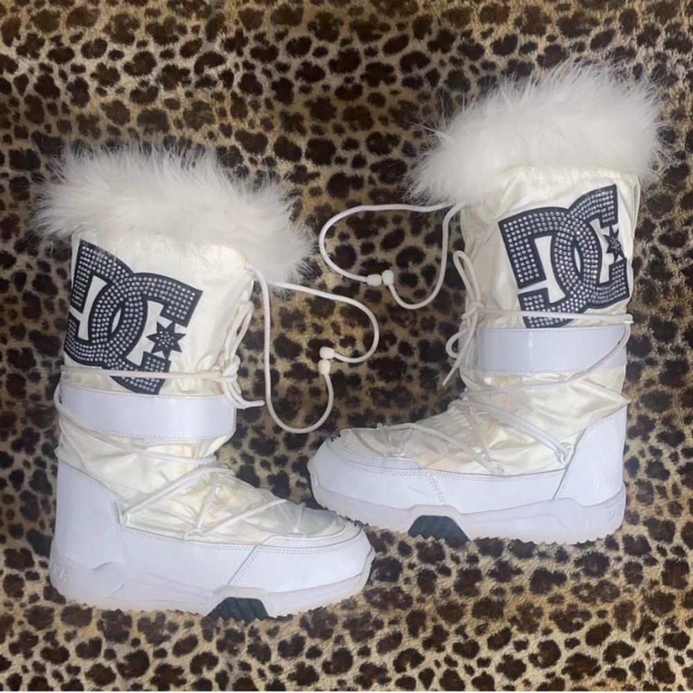 EXTREMELY RARE ICONIC
WHITE FUR DC SNOW BOOTS